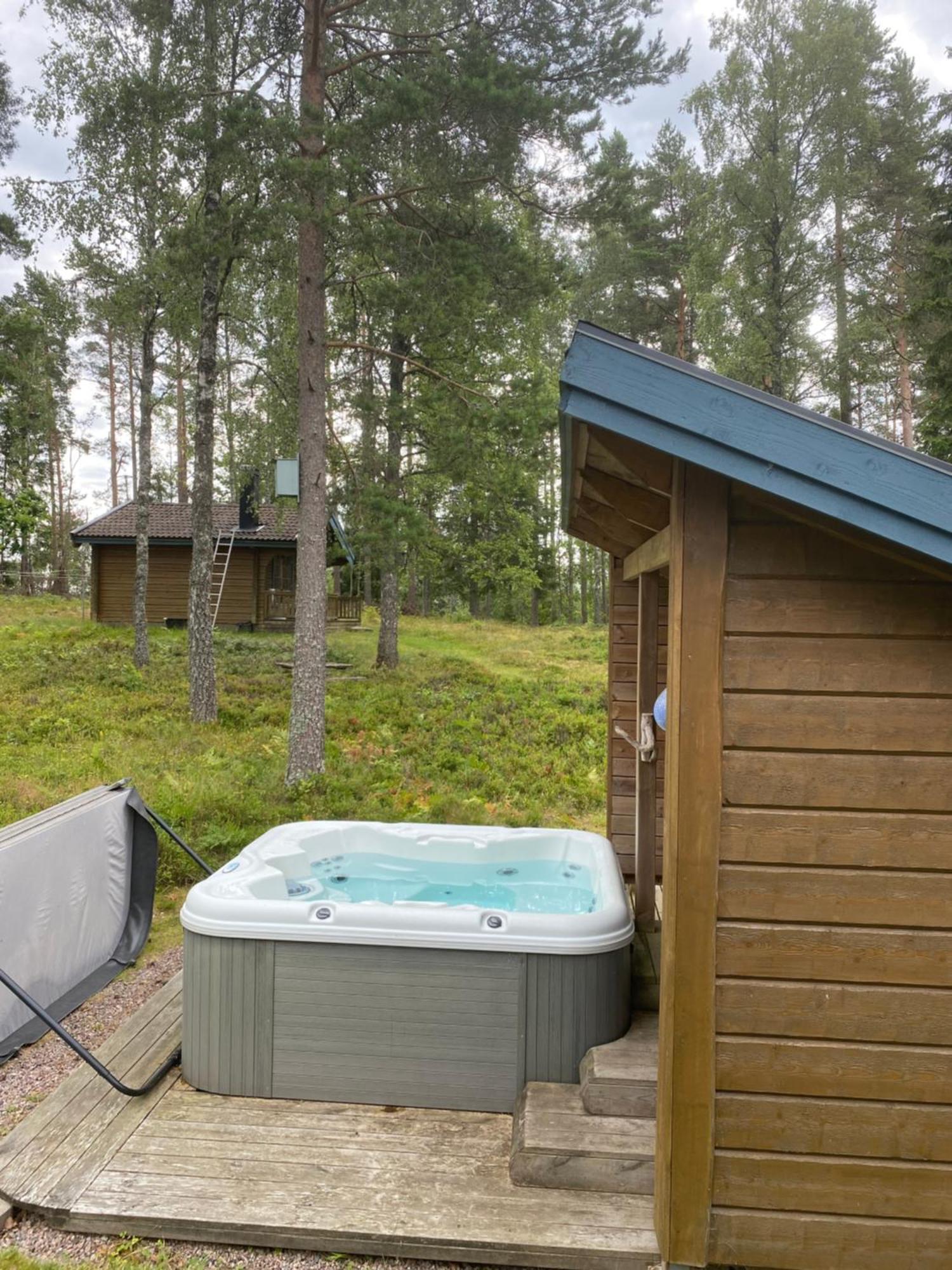 Timrad Stuga I Kanten Av Skogen Med Spa Moejlighet Mullsjö Kültér fotó
