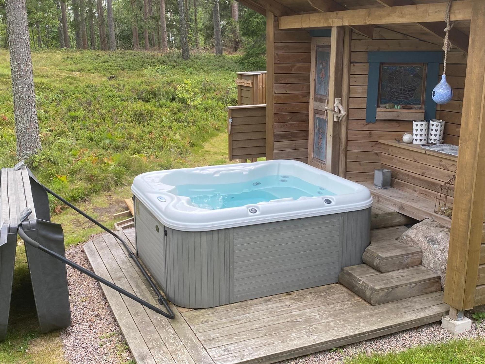 Timrad Stuga I Kanten Av Skogen Med Spa Moejlighet Mullsjö Kültér fotó