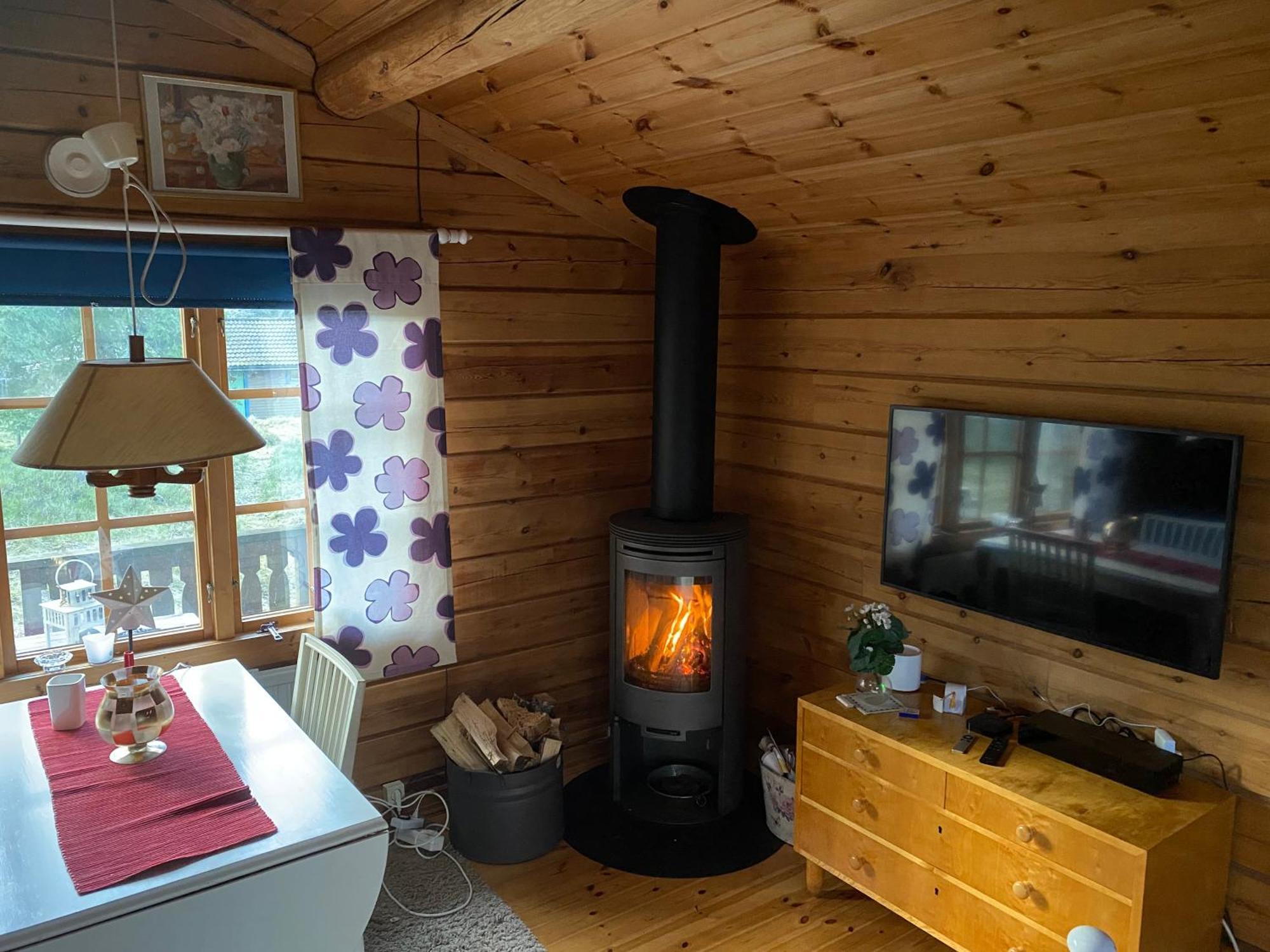 Timrad Stuga I Kanten Av Skogen Med Spa Moejlighet Mullsjö Kültér fotó